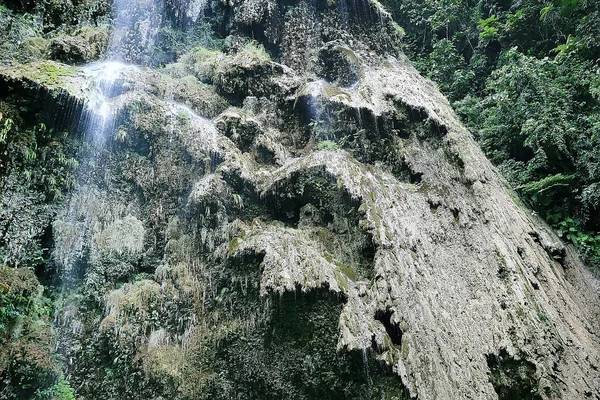 Ungle Wodospad Filipiny Rzeka Spada Skał Wodospad Filipińskich Wysp Turystyka — Zdjęcie stockowe