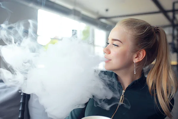 女の子はバーでフッカを吸う 現代のタバコの蒸気 — ストック写真