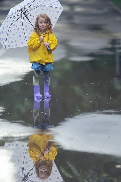 Ragazza Gomma Stivali Pozzanghera Autunno Concetto Meteo Pioggia Vestiti Caldi — Foto Stock