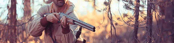 Chasseur Chasseur Avec Pistolet Chasse Dans Forêt Automne Paysage Arbres — Photo