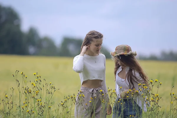 秋の野原の幸せで二人のガールフレンド 野原で抱き合う2人の若い女性 幸福の友情 — ストック写真