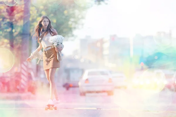 Kız Şehirde Bir Paten Sürme Model Genç Yetişkin Kız Tam — Stok fotoğraf