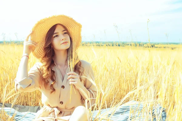 Ritratto Estivo Una Ragazza Cappello Paglia Campo Paesaggio Campo Grano — Foto Stock