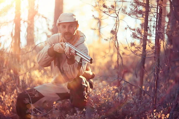 狩猎人 猎人用枪狩猎在秋天的森林 黄树景观在泰加 — 图库照片