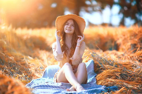 Mädchen Sitzt Auf Einem Feld Mit Strohhut Sommerurlaub Rest Junge — Stockfoto