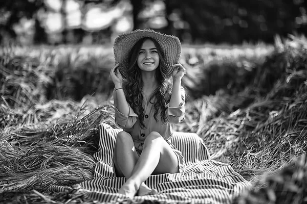 女孩坐在田里用草帽 休息年轻的成人快乐的女人 — 图库照片