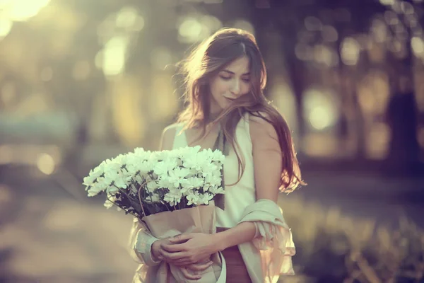 Menina Feliz Com Flores Cidade Verão Foto Jovem Menina Bonita — Fotografia de Stock