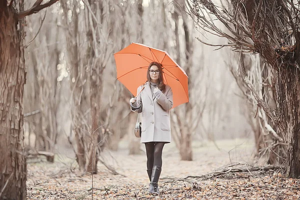 若い女性傘秋 秋のトレンディな外観 傘付きモデル 雨の寒い天候 — ストック写真