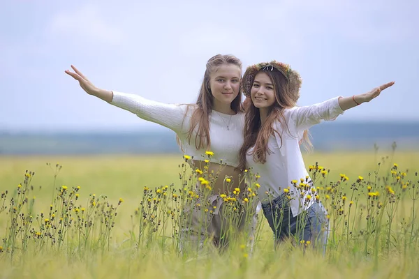 Két Barátnője Egy Őszi Területen Boldogság Két Fiatal Átölelve Egy — Stock Fotó