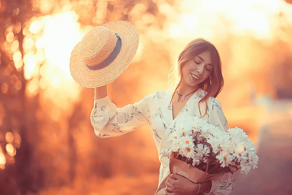 Ragazza Felice Con Fiori Città Foto Estate Giovane Bella Ragazza — Foto Stock