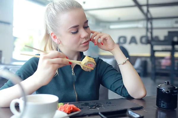 Meisje Eet Sushi Broodjes Een Restaurant Oosterse Keuken Japans Eten — Stockfoto