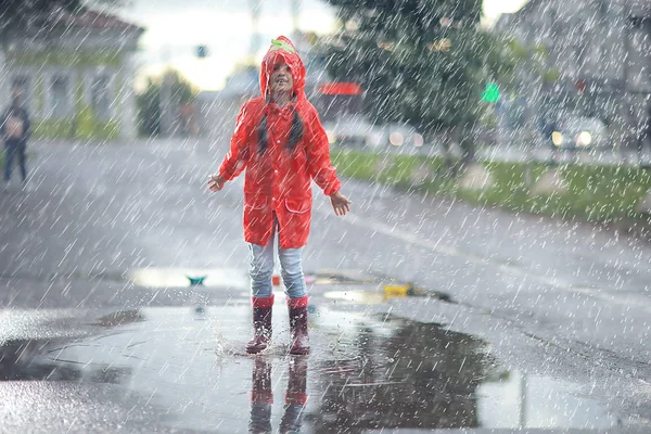 Menina Borracha Botas Poça Outono Tempo Conceito Chuva Roupas Quentes — Fotografia de Stock