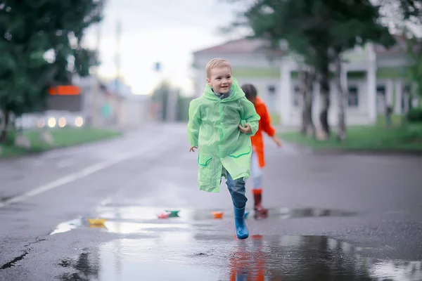 Gyermek Testvére Nővére Játszik Őszi Eső Október Időjárás Kisgyerekek Járni — Stock Fotó