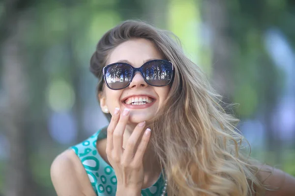 Menina Surpresa Óculos Sol Modelo Imagem Vívida Surpresa Sedutor Jovem — Fotografia de Stock