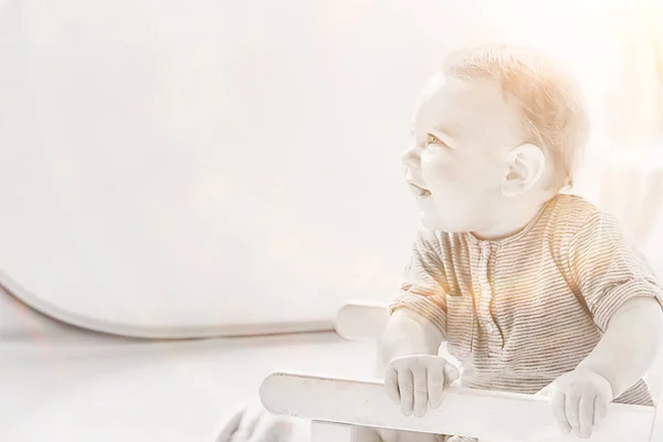 幼儿在明亮的工作室 小男孩婴儿美丽的健康孩子 — 图库照片