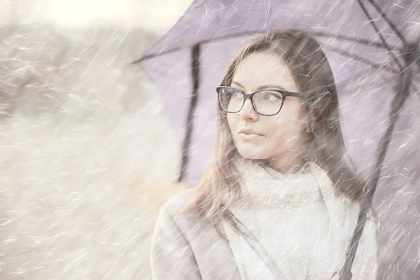 秋の雨滴モデル 女の子の秋の外観 風の中で水しぶきや雨滴 市内の10月 — ストック写真
