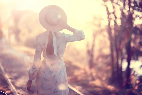 浪漫女孩在草帽从背面 模型女孩在夏天摆姿势 旅游幸福 — 图库照片