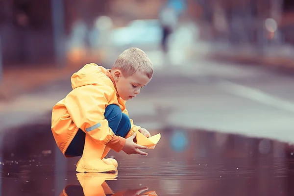 Pojke Spelar Båtar Pöl Barndom Promenad Höst Spel Parken Ett — Stockfoto