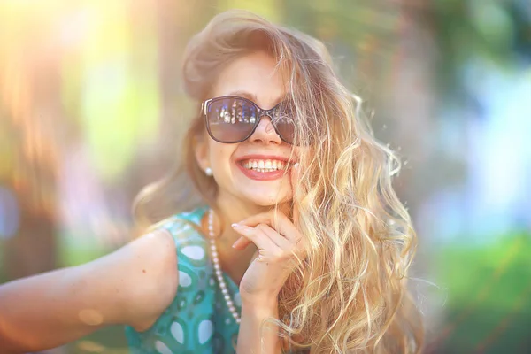 Vrolijke Blonde Zonnebril Jong Mooi Meisje Zonnebril Vrouw Zomerlook — Stockfoto