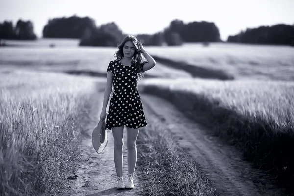 Ragazza Vestito Campo Grano Felice Estate Concetto Vacanza Modello Campo — Foto Stock