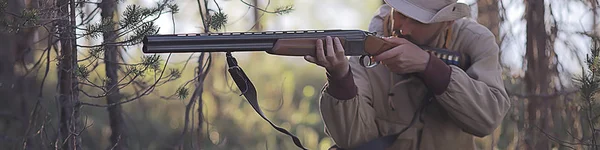 Hombre Caza Bosque Verano Paisaje Bosque Cazador Con Rifle Caza — Foto de Stock