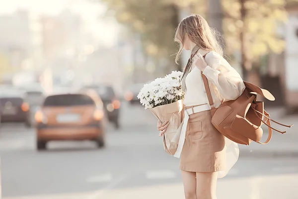 街の花を持つ幸せな女の子 夏の写真若い美しい女の子は 街の通りに花の花束を持っています — ストック写真