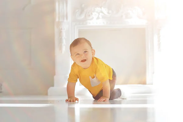 陽気な健康な赤ちゃんの笑顔 小さな子供の肖像画 男の子小さな息子陽気な健康 — ストック写真