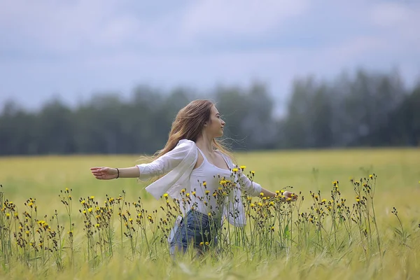 Höst Fält Flicka Hälsa Vacker Ung Modell Landskap Sommar Fält — Stockfoto