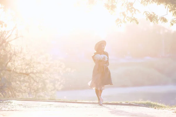 都会の風景の中を歩く花束を持つ都会のデート 幸せな女の子を待っている女の子 柔らかい光 — ストック写真