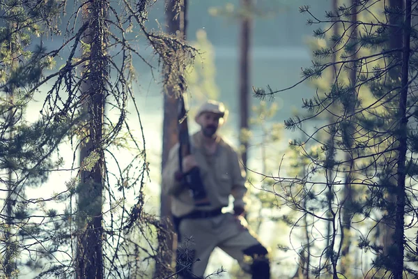 Homem Vai Caçar Floresta Verão Paisagem Floresta Caçador Com Uma — Fotografia de Stock