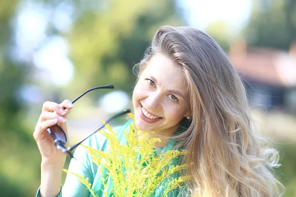 Fröhliche Blondine Mit Sonnenbrille Junges Schönes Mädchen Sonnenbrille Frau Sommer — Stockfoto