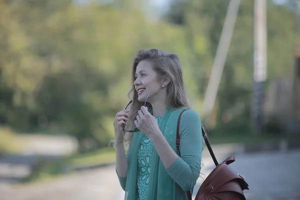 Blond Sommar Stadspark Promenad Vacker Visa Vacker Ung Kvinna Stadsmiljö — Stockfoto