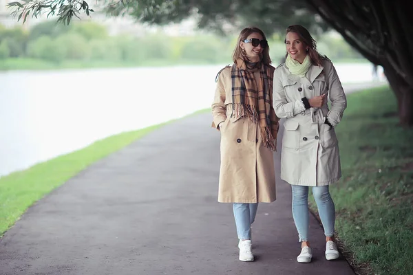 Otoño Moda Parque Niñas Dos Mirada Caminar Parque Ciudad Dos — Foto de Stock