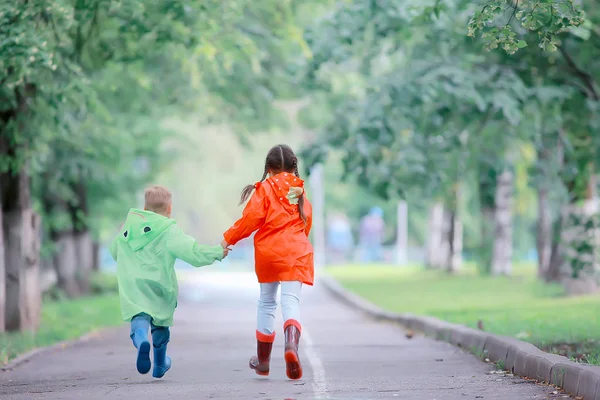 Παιδιά Τρέχουν Αδιάβροχα Καλοκαιρινό Πάρκο Βροχή Περπατήστε Αδελφός Και Αδελφή — Φωτογραφία Αρχείου