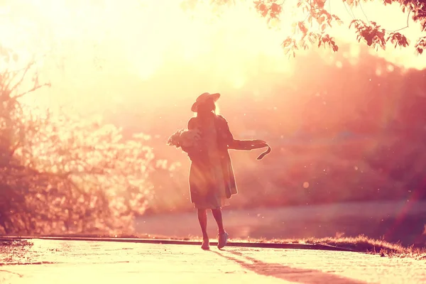 Sol Pôr Sol Silhueta Chapéu Menina Modelo Vestido Noite Verão — Fotografia de Stock