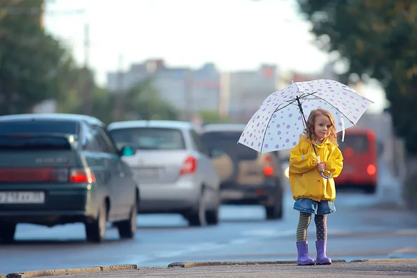 傘を持つ小さな女の子 小さな子供 雨の秋の散歩 傘を持つ濡れ天候の子供 — ストック写真