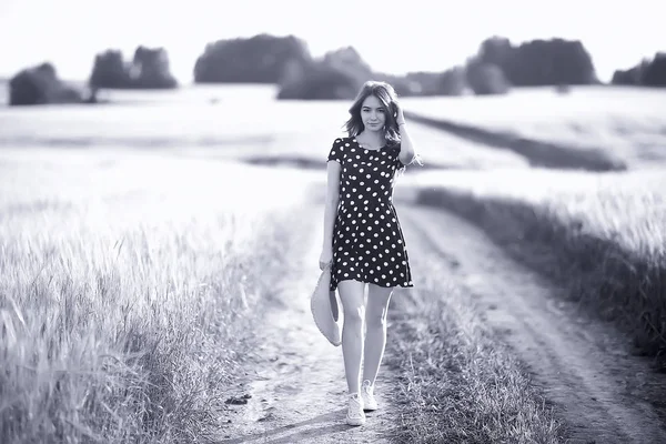 Ragazza Vestito Campo Grano Felice Estate Concetto Vacanza Modello Campo — Foto Stock