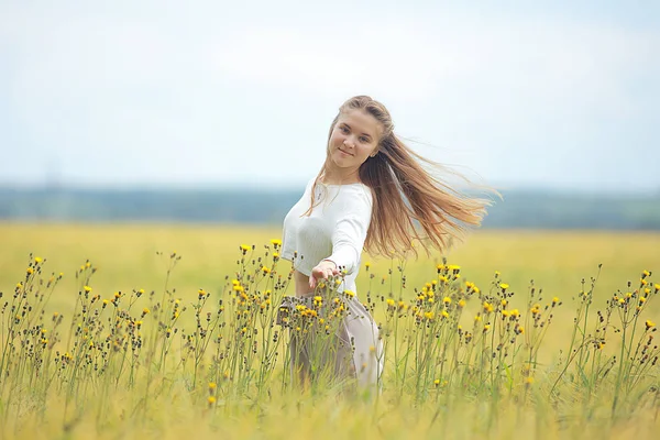 Sonbahar Alanında Uzun Saçlı Sarışın Yaz Manzara Mutluluk Sağlık Genç — Stok fotoğraf