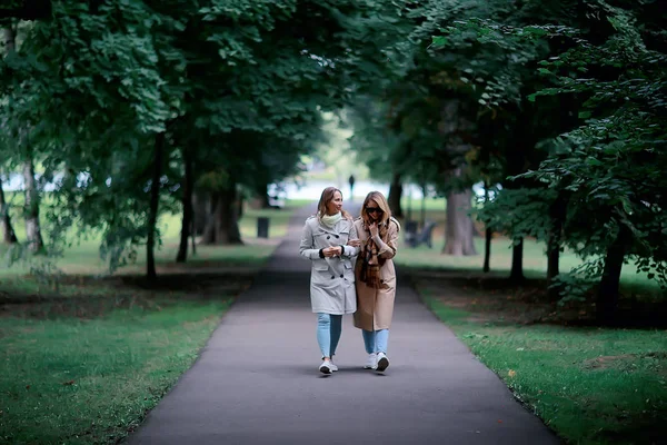 Herbst Modepark Mädchen Zwei Look Spaziergang Einem Stadtpark Zwei Glamouröse — Stockfoto