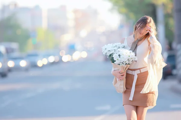 Menina Feliz Com Flores Cidade Verão Foto Jovem Menina Bonita — Fotografia de Stock