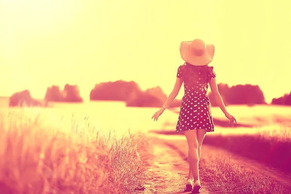 Sommerporträt Eines Mädchens Mit Strohhut Auf Einem Feld Landschaft Einem — Stockfoto