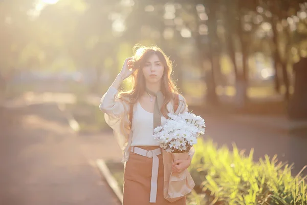 Fille Attente Rendez Vous Ville Fille Heureuse Avec Bouquet Fleurs — Photo