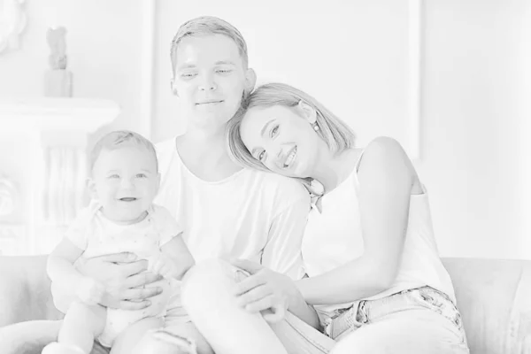 Bebé Con Los Padres Una Casa Acogedora Saludable Joven Familia —  Fotos de Stock