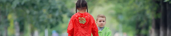 Kinder Geschwister Spielen Herbstregen Oktoberwetter Kleine Kinder Spazieren Der Stadt — Stockfoto