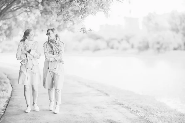 Herbst Modepark Mädchen Zwei Look Spaziergang Einem Stadtpark Zwei Glamouröse — Stockfoto