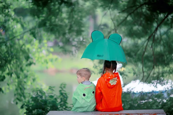 Hermano Hermana Bajo Paraguas Parque Niño Niña Parque Otoño Caminar —  Fotos de Stock