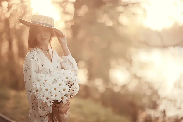 街の花を持つ幸せな女の子 夏の写真若い美しい女の子は 街の通りに花の花束を持っています — ストック写真