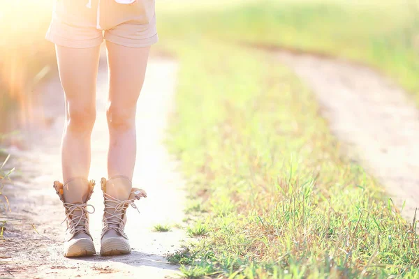 Жіночі Ноги Літніх Пішохідних Чоботях Прогулянках Анонімно Полі Жінка Велика — стокове фото