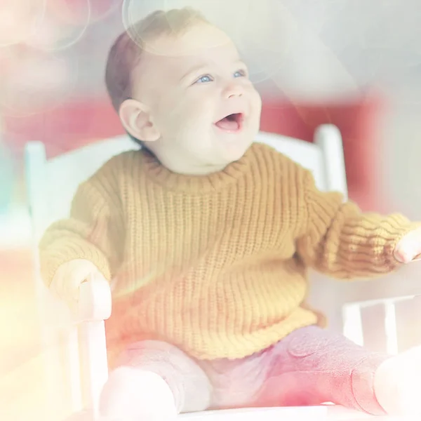 欢快的健康宝宝微笑 小孩子的肖像 男孩小男孩开朗健康 — 图库照片