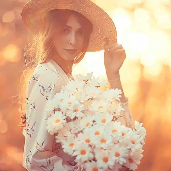 Lycklig Tjej Med Blommor Staden Sommar Foto Ung Vacker Flicka — Stockfoto